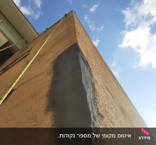 תיקון איטום על קיר חיצוני עם חומר אפור